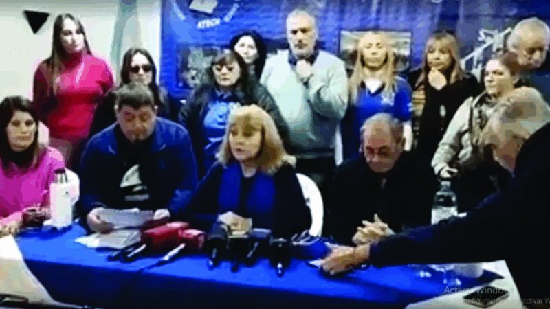 Docentes expresaron el rechazo a la intimación de jubilación que recibieron del Ministerio