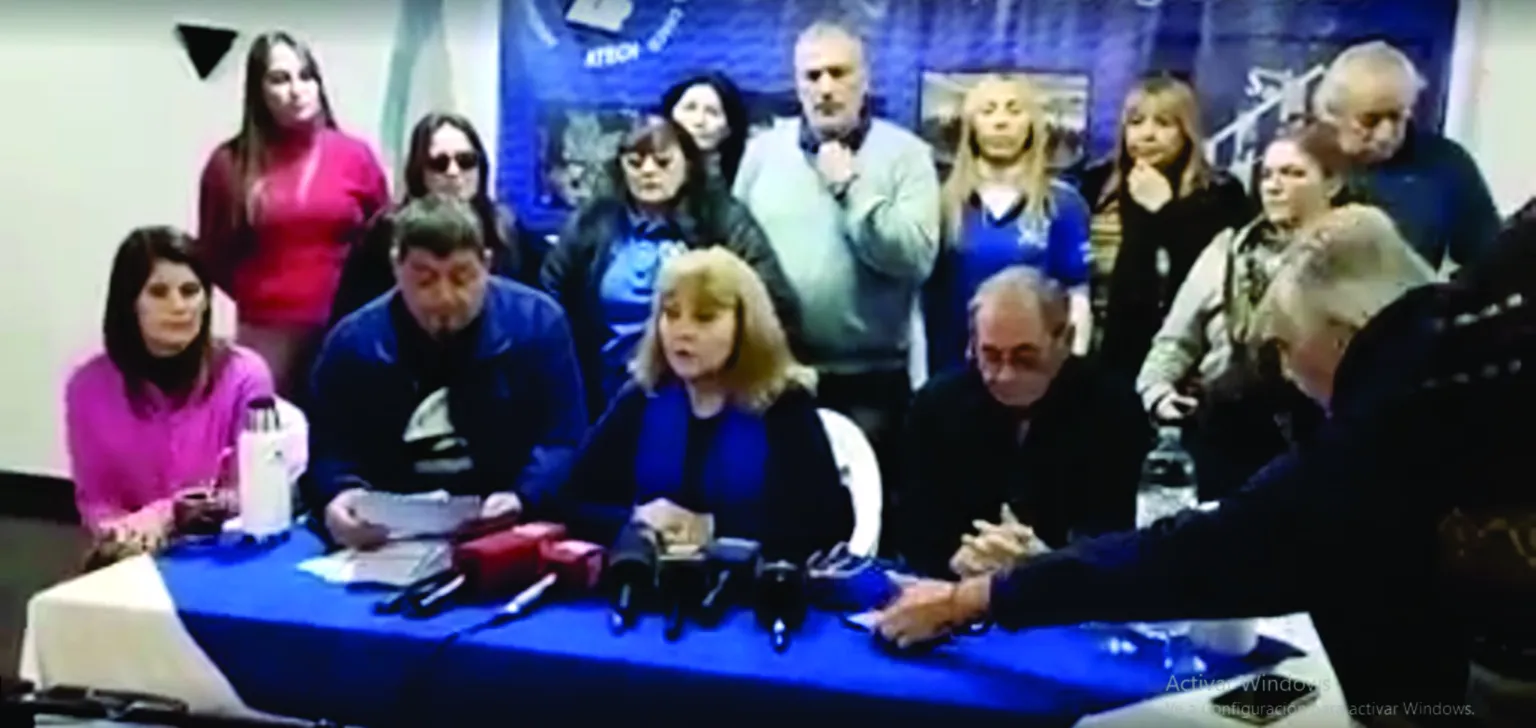 Docentes expresaron el rechazo a la intimación de jubilación que recibieron del Ministerio