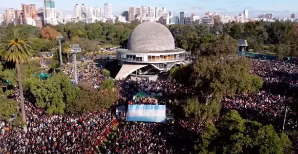 Miles de jóvenes cataron contra Javier Milei en un evento de Olga en el Planetario: «El que no salta…»